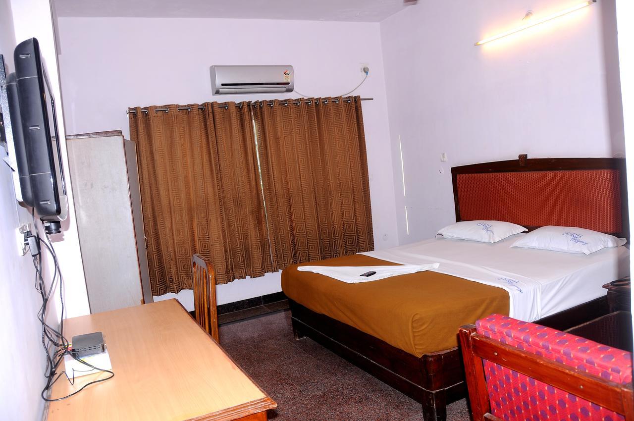 Srs Regency Hotel Anantapur Buitenkant foto